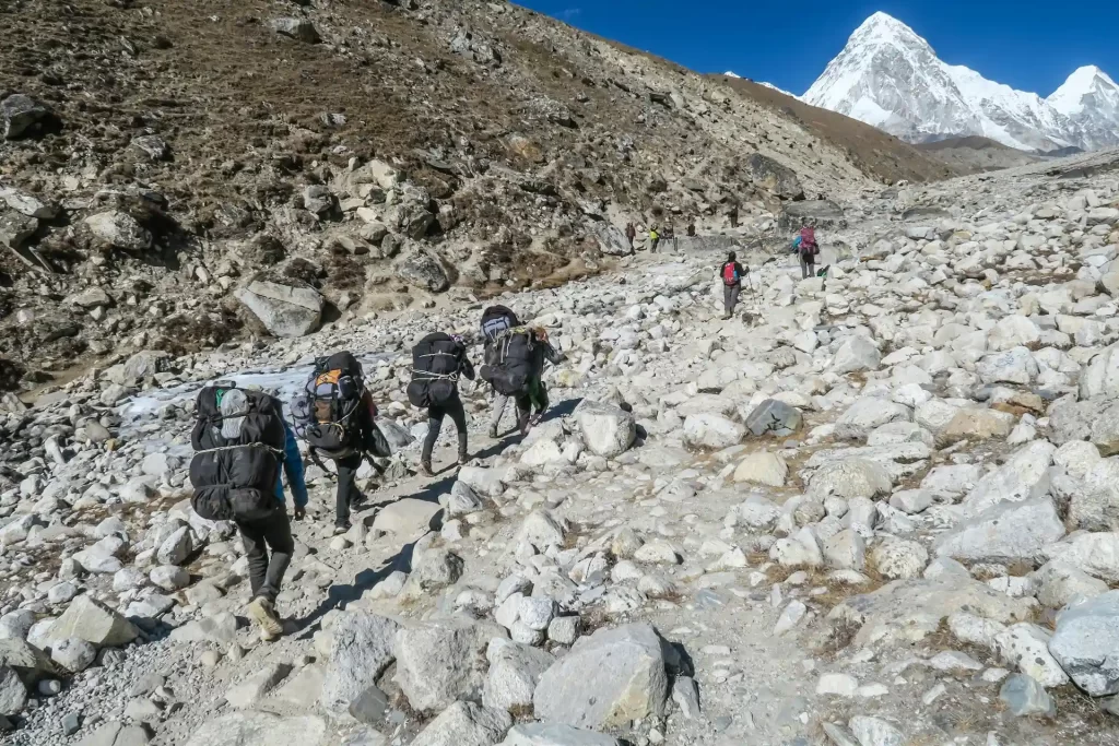 porters carrying bags in everest base camp trek
