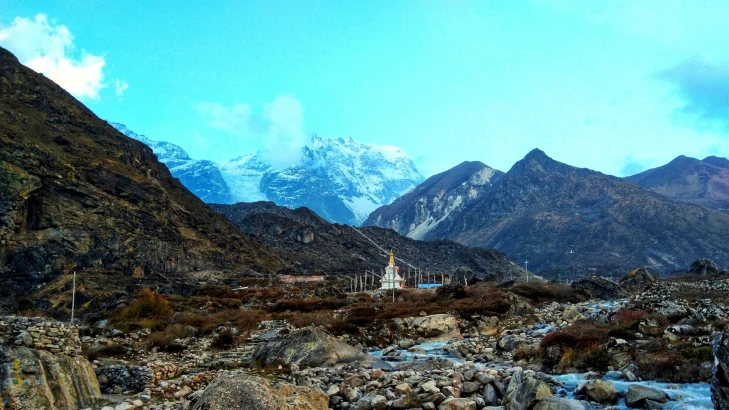 Stupa before reaching Kynajin Gompa